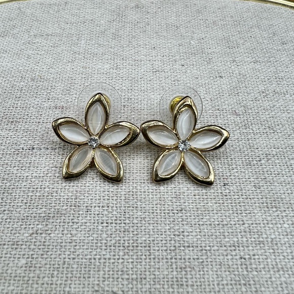 𝔾𝕆𝕃𝔻 𝕋𝕆ℕ𝔼 Flower Earrings - Picture 2 of 3